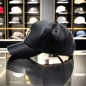 Gorra de Béisbol Personalizada Ajustable de Cuero Genuino Negro con Tela Oxford y Logotipo Metálico - Product Image 2