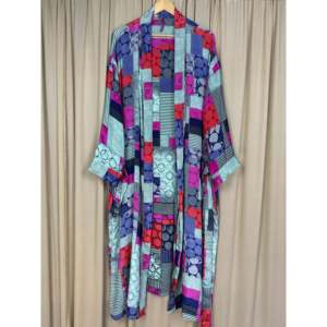 Vestido Kimono Bohemio Chic Vintage de Seda Reciclada para Mujer, Ideal para la Playa, el Resort, el Hogar o como Cubrebañador - Product Image 5