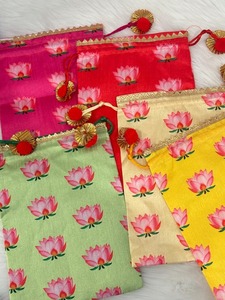 กระเป๋าหูรูดผ้าไหมบัวสำหรับงานแต่งงานตามเทศกาลงานเลี้ยง mehendi haldi ปีใหม่จีนสำหรับการสำเร็จการศึกษาหลังโรงเรียน - Product Image 6