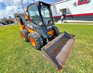 Chargeuse sur pneus compacte JCB 300 2020, chargeuse frontale, 9288 lb, 604 heures, moteur haute efficacité 74 CV, boîte de vitesses PLC - Product Image 1