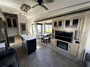 Utilisé 2021 F-o-r-e-s-t R-i-v-e-r A-r-c-t-i-c W-o-l-f 3550S-U-I-T-E - Product Image 3