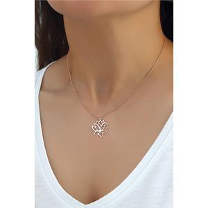 Collar con colgante fino de diseño de loto de Plata de Ley 925 Azuris, accesorio elegante y elegante - Product Image 1