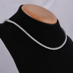 Collier élégant en or blanc 10 carats avec diamants ronds en moissanite, parfait pour les fiançailles et les anniversaires - Product Image 3
