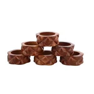 Livraison rapide rond de serviette en bois dans un design rustique unique en forme d'amour. 2025 Parfait pour la maison, les mariages et la décoration de table de fête. - Product Image 3