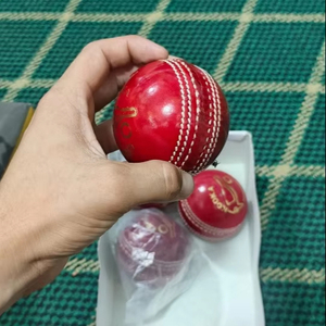 Pelotas de Cricket de Goma de Color Rojo de Alta Calidad con Doble Costura para Práctica |   Balones Oficiales de Alta Resistencia - Product Image 1