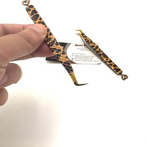 Pinzas para pestañas con estampado de leopardo de 65 grados, pinzas para pestañas OEM con agarre de impresión de logotipo personalizado de fibra delgada - Product Image 2