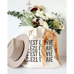 กระเป๋าผ้าแคนวาสขนาดกลาง C'est La Vie เป็นมิตรกับสิ่งแวดล้อม รีไซเคิลได้ ใช้ซ้ำได้ พิมพ์ลายตัวอักษรเรียบง่าย เหมาะสำหรับใช้ในชีวิตประจำวัน ของขวัญโฆษณา - Product Image 4