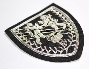 Parche de escudo RV de moda bordado a mano insignia de fieltro negro cosido con decoración de encaje y característica magnética - Product Image 3