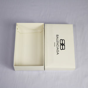 Cajas de zapatos de papel recicladas blancas personalizadas de 250g/m2 plegables con laminación mate e impresión offset con cierre magnético y logotipo impreso - Product Image 3