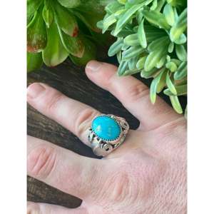Anillo de Plata de Ley 9.5 Hecho por Artesanos Navajo con Turquesa Kingman Engastada en Bisel, Bañado en Oro Rosa de 18K, Licencia Privada, Regalo Perfecto - Product Image 2