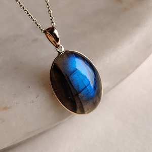 Pendentif en or 14 carats avec labradorite naturelle de forme ovale, 19x14 mm, bijoux en or fins et élégants pour femmes, provenant d'une usine de bijoux en gros - Product Image 5