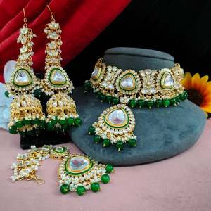 Uncut kundan สร้อยคอกับ Maang Tikka แบบดั้งเดิมแต่ดูซับซ้อนไข่มุกที่มีคุณภาพดีที่สุดสัมผัสกับเครื่องแต่งกายทุกชุด - Product Image 1