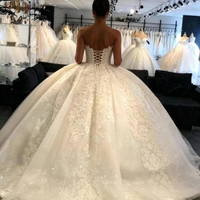 Robe de mariée moderne élégante sans manches, coupe princesse, décolleté cœur, traîne chapelle