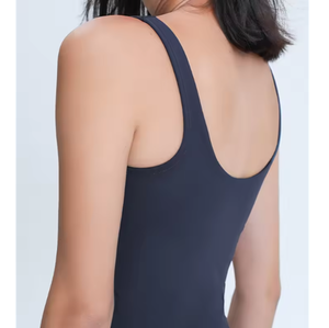 เสื้อกล้ามคอวีผู้หญิงคุณภาพสูง แฟชั่นทันสมัย ผ้าเจอร์ซีย์ ระบายอากาศ สไตล์ลำลอง เหมาะสำหรับโยคะ พร้อมโลโก้โบว์ด้านหน้า แบบสั้น - Product Image 3