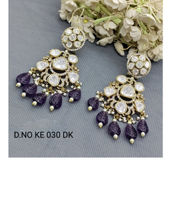 Accesorios de oreja colgantes de estilo indio intrincado con revestimiento de oro y detalles de piedra de diseñador para mujeres de la India - Product Image 1