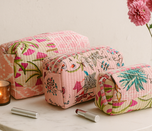 Organisateur de maquillage de voyage en coton matelassé fait à la main bleu foncé grande capacité indien pour trousse de toilette feuille bloc impression étui à fermeture éclair - Product Image 1