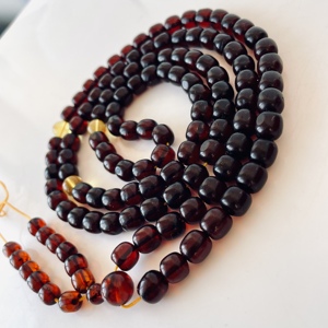 Mala bouddhiste en ambre baltique naturel, perles d'ambre cerise avec entretoises jaunes clairs, fabriqué à la main en Pologne - Product Image 4
