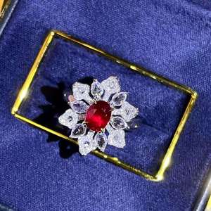 Magnifique bague en rubis naturel non chauffé de 1,02 ct, couleur sang de pigeon, provenant du Mozambique, sertie en or 18 carats avec 94 diamants blancs brillants - Product Image 3