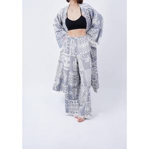 Kimono long pour femmes, design élégant et drapé, offrant une coupe décontractée et une couverture élégante pour un usage quotidien, en provenance d'Inde - Product Image 5