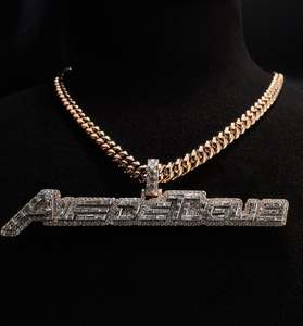 จี้ชื่อเงินแท้ 925 ชุบทองคำขาว ประดับเพชรทรงบาแก็ตต์ VVS1 สไตล์ฮิปฮอปสำหรับผู้ชาย เครื่องประดับหรูหราทันสมัย ดีไซน์แบบ Iced Rose - Product Image 1