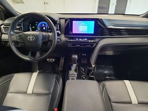 Nouveautés à prix réduits! Camry SE FWD 2.5L Hybride Automatique 2025 avec sièges en cuir, berline - Product Image 3