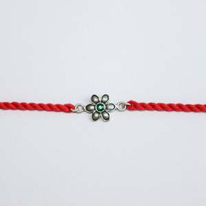 Rakhi de Plata 92.5 con Engaste de Bisel, Baño de Rodio, Colgantes de Platino con Diseño de Número, Zirconia de Corte Princesa y Colgante de Flor - Product Image 2