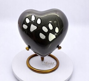 Urne funéraire pour animaux de compagnie en forme de coeur avec empreinte de patte Urne commémorative en métal pour chiens et chats Vente en gros et sur mesure disponible - Product Image 1
