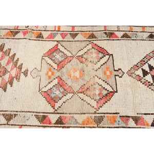 Alfombra Turca Vintage Herki de 2.7x12.1 pies, Alfombra de Lana Marrón con Estampado Animal - Product Image 5