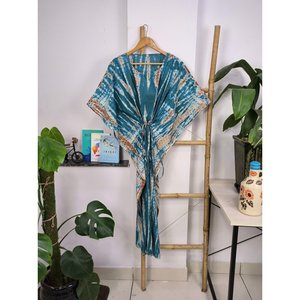 Robe kaftan de style bohème indien à imprimé artisanal avec motif batik bleu métallisé, respirante et légère, idéale comme cache-maillot de bain - Product Image 6