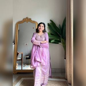 Ensemble ethnique chic en organza multicolore avec des détails de travail en resham et un dupatta en organza fantaisie, collection 2025 - Product Image 1