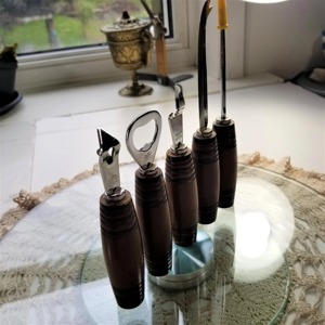 Ensemble d'outils de bar élégant avec manche en bois et support pour les étagères de bar décoratives, les clubs et les fêtes, fabriqué à la main en Inde - Product Image 1