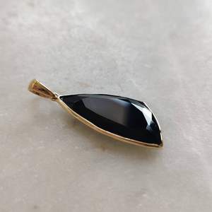 Onyx noir naturel forme fantaisie pierre précieuse sculptée fête porter pendentif en or 14k pour collier bijoux de mode fins en gros pour les femmes - Product Image 6