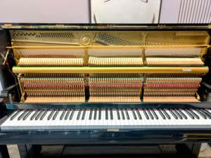 Piano droit Yamaha UX1 noir, son de haute qualité pour une performance professionnelle, son riche, idéal pour l'éducation musicale, 88 touches - Product Image 6