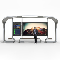 Abri d'arrêt de bus intelligent rectangulaire extérieur avec écran LED couleur haute luminosité, cadre en aluminium, conception résistante aux intempéries, panneaux solaires