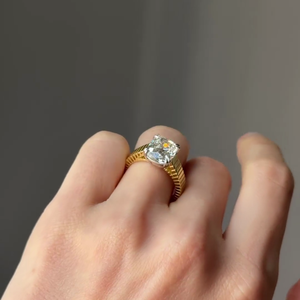 Bague de fiançailles pour femme en diamant de laboratoire certifié IGI 3,00 carats, taille coussin allongée unique, couleur D-E-F, pureté VVSVS0 - Product Image 4