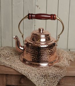 Tetera de cobre diseñada para un calentamiento eficiente en estufas de gas con un aspecto artesanal y una construcción robusta. - Product Image 3