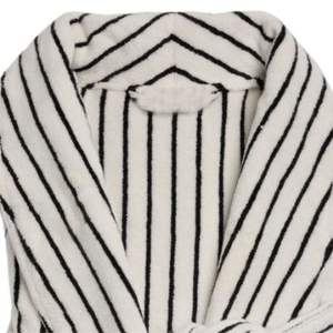 Bata de baño elegante a rayas, mezcla de bambú y algodón Zero Twist, diseño Unisex, cintura ajustable, comodidad ligera en rayas negras - Product Image 6