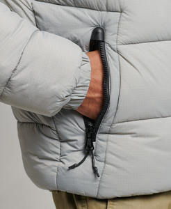 เสื้อแจ็คเก็ตพัฟเฟอร์ผู้ชายสำหรับฤดูหนาวแบบมีฮู้ด กันน้ำ ระบายอากาศ กันลม ผ้าแคนวาส โลโก้ด้านหน้า คุณภาพพรีเมียม ขายส่ง รับผลิตตามสั่ง - Product Image 5