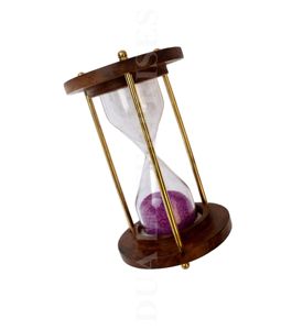 Sablier de sable décoratif en bois avec sable violet, soutenu par des tiges dorées, pour le chronométrage et la décoration de bureau. - Product Image 2