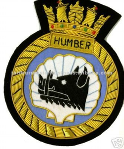 Insignia de corona bordada a mano con hilo metálico en forma de corona sobre fondo verde, la más vendida para gorras y accesorios de uniforme. - Product Image 2