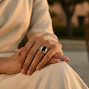 Bague pour homme en argent 925 fait main avec onyx noir, bijoux de déclaration avec placage rhodium, incrustation de pierres précieuses et d'agate, pureté du métal 14 carats - Product Image 3