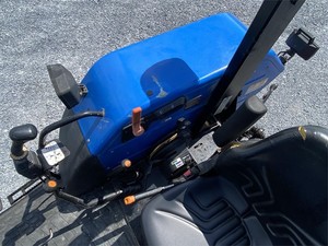 NEW HOLLAND TL100/Tracteur d'occasion 4X4wd New Holland T110 avec chargeur et matériel agricole à vendre Machines agricoles - Product Image 5