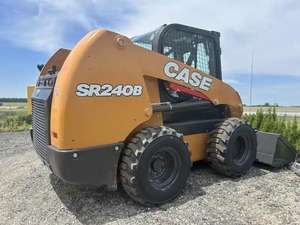รถตักล้อยางรุ่น SR240B ปี 2024 น้ำหนักบรรทุก 2400 ปอนด์ ความเร็ว 2 ระดับ บุ้งกี๋แบบขยายขนาด 78 นิ้ว พร้อมหัวต่อไฮดรอลิก - Product Image 4