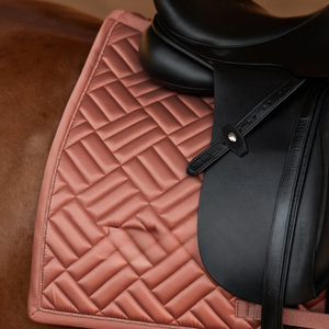 Selle de cheval anglaise de qualité supérieure en matériau respirant et durable, doublure douce, design confortable, adaptée à l'écurie - Product Image 2