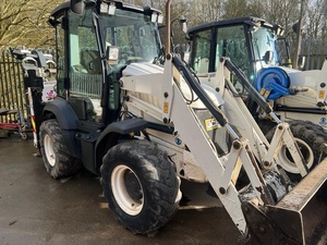 รถตักล้อยาง JCB 3CX ใหม่และมือสอง สำหรับงานก่อสร้างถนน งานฐานราก และงานเกษตร - Product Image 1