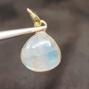 Collier pendentif fait main en laiton plaqué or avec pierre de lune arc-en-ciel en forme de poire, sertissage collet de créateur, bijoux fins - Product Image 1