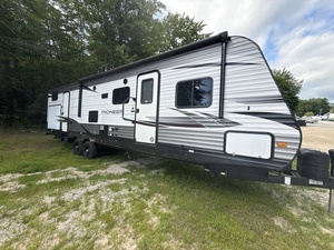 Remolque de caravana para acampar Heartland Pioneer DS320 usado de 2021 - Product Image 1