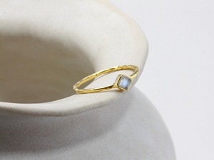 Bague de créateur en or vermeil avec pierre de lune délicate Bague en or 18 carats pour femme, mariée, porter de belles bagues - Product Image 4