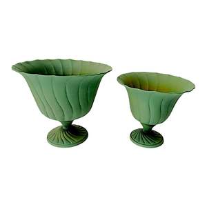 Jarrón de Flores de Metal Verde Vintage de Lujo, Jarrón Decorativo con Relieve Festoneado para Centro de Mesa de Boda, Decoración del Hogar, Estilo Antiguo, Jarrón con Pedestal - Product Image 1