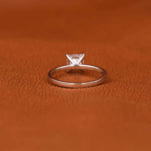 Bague de fiançailles personnalisable en or massif 14KT serti de lunette fine, diamant taille princesse cultivé en laboratoire, style tendance, certifiée IGI - Product Image 5